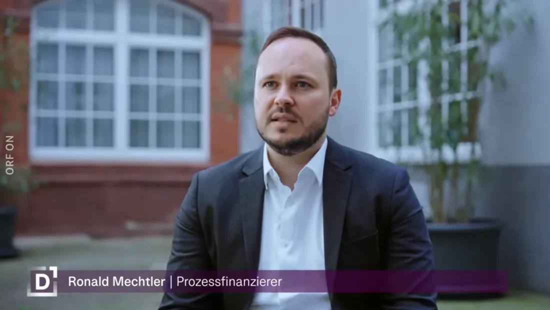 Ronald Mechtler im Interview in der ORF-Dokumentation Dok 1: Land der Spieler, mit Bauchbinde Prozessfinanzierer.